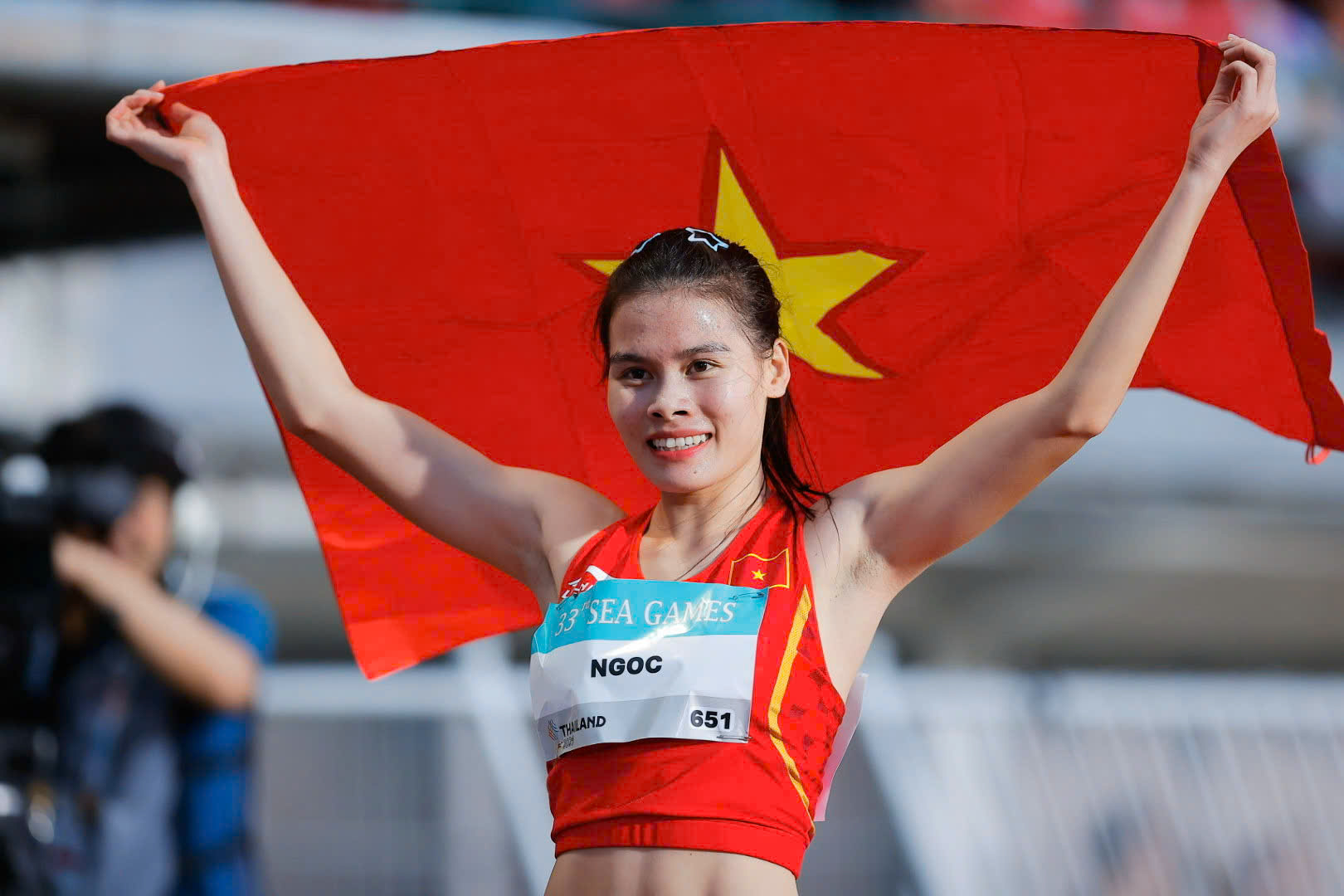 Xúc động hình ảnh nhà vô địch SEA Games kiệt sức vẫn nâng niu Quốc kỳ- Ảnh 3. Xúc động hình ảnh nhà vô địch SEA Games kiệt sức vẫn nâng niu Quốc kỳ- Ảnh 3.