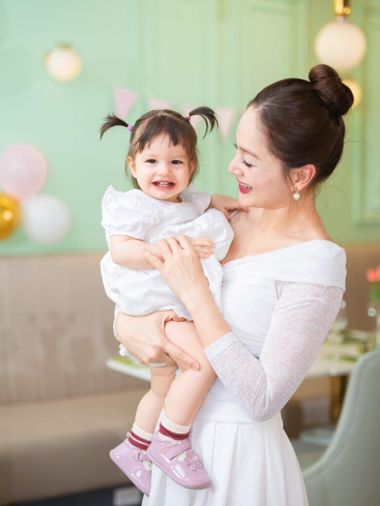Con gái Lan Phương 1 tuổi đã thành thạo đi giày cao gót của mẹ, càng lớn càng rõ nét Tây trông cực yêu 5 Mia đốn tim người xem khi là cô bé hay cười.