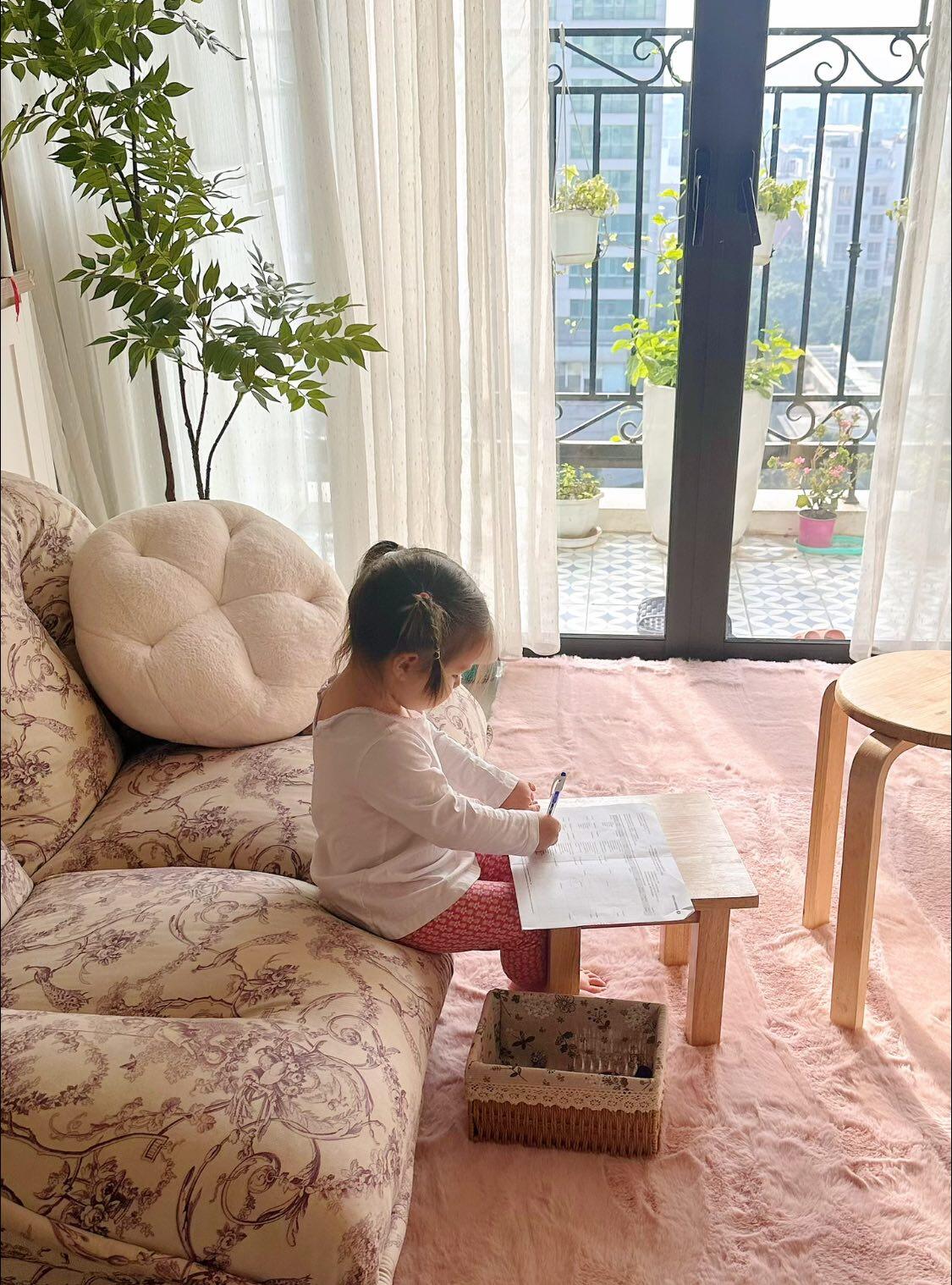 Con gái Lan Phương 1 tuổi đã thành thạo đi giày cao gót của mẹ, càng lớn càng rõ nét Tây trông cực yêu 7 Bé Mia được khen tự giác.