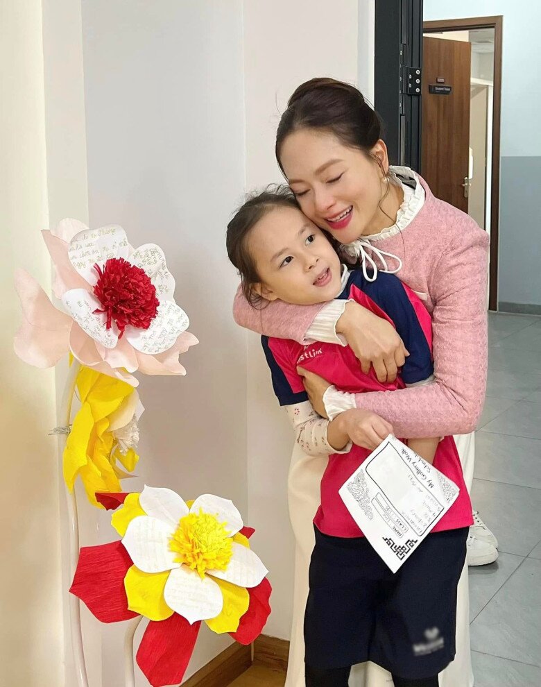 Con gái Lan Phương 1 tuổi đã thành thạo đi giày cao gót của mẹ, càng lớn càng rõ nét Tây trông cực yêu 8 Có 2 con gái, Lan Phương cân bằng thời gian cho các bé.