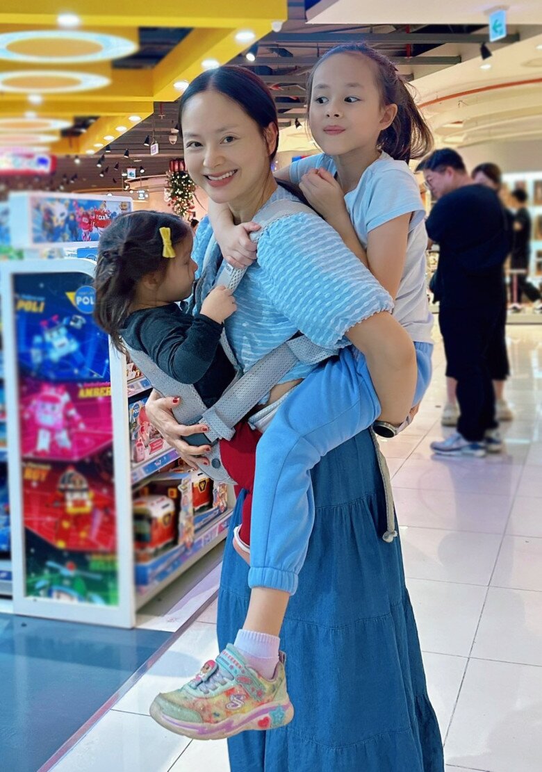 Con gái Lan Phương 1 tuổi đã thành thạo đi giày cao gót của mẹ, càng lớn càng rõ nét Tây trông cực yêu 9 Làm mẹ đơn thân, Lan Phương vất vả nhưng thấy cuộc sống bình yên hơn.