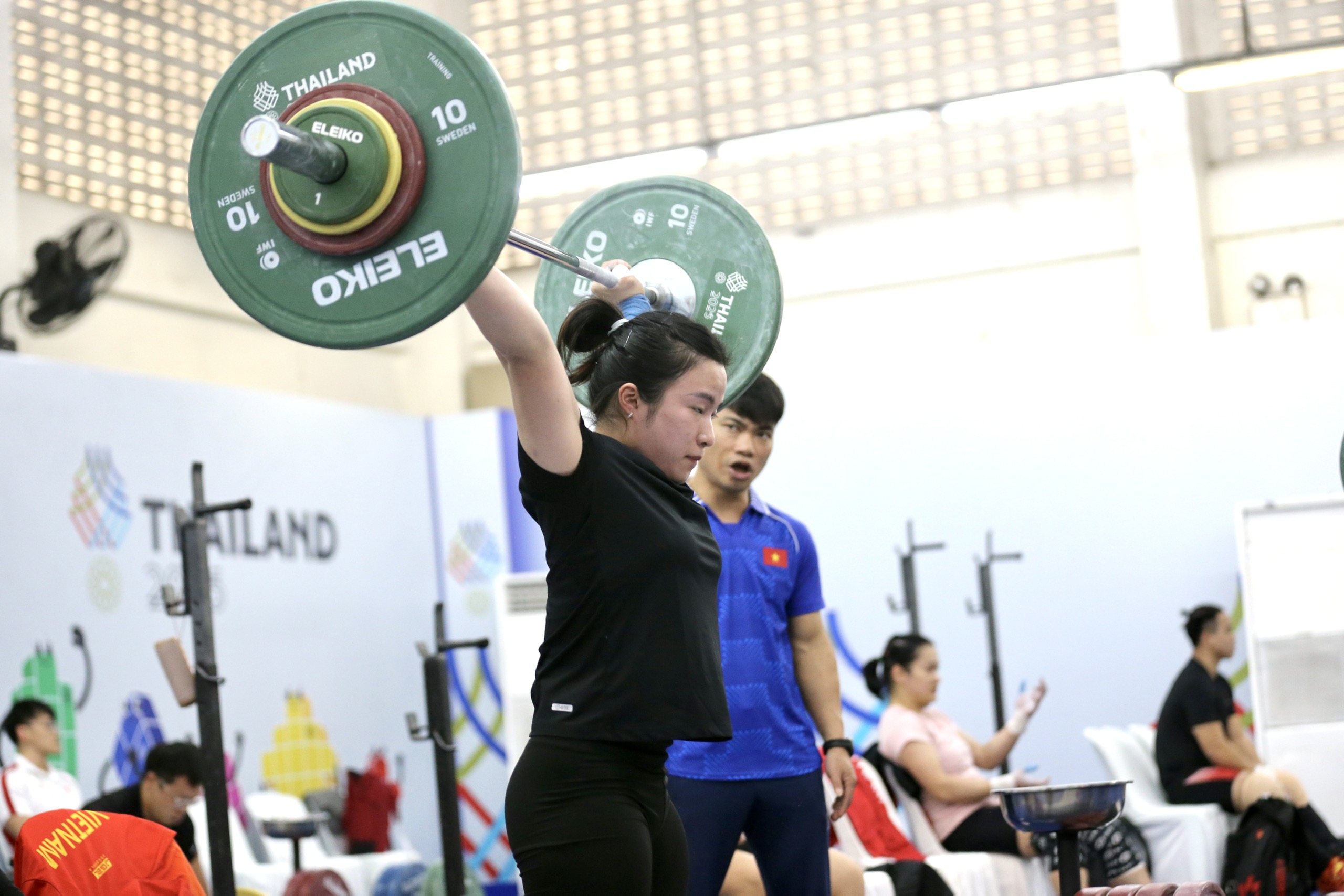 Cử tạ Việt Nam ‘bung lụa’ hôm nay: Săn vàng trong thế khó, chỉ tiêu cực bất ngờ- Ảnh 2. Cử tạ Việt Nam ‘bung lụa’ hôm nay: Săn vàng trong thế khó, chỉ tiêu cực bất ngờ- Ảnh 2.