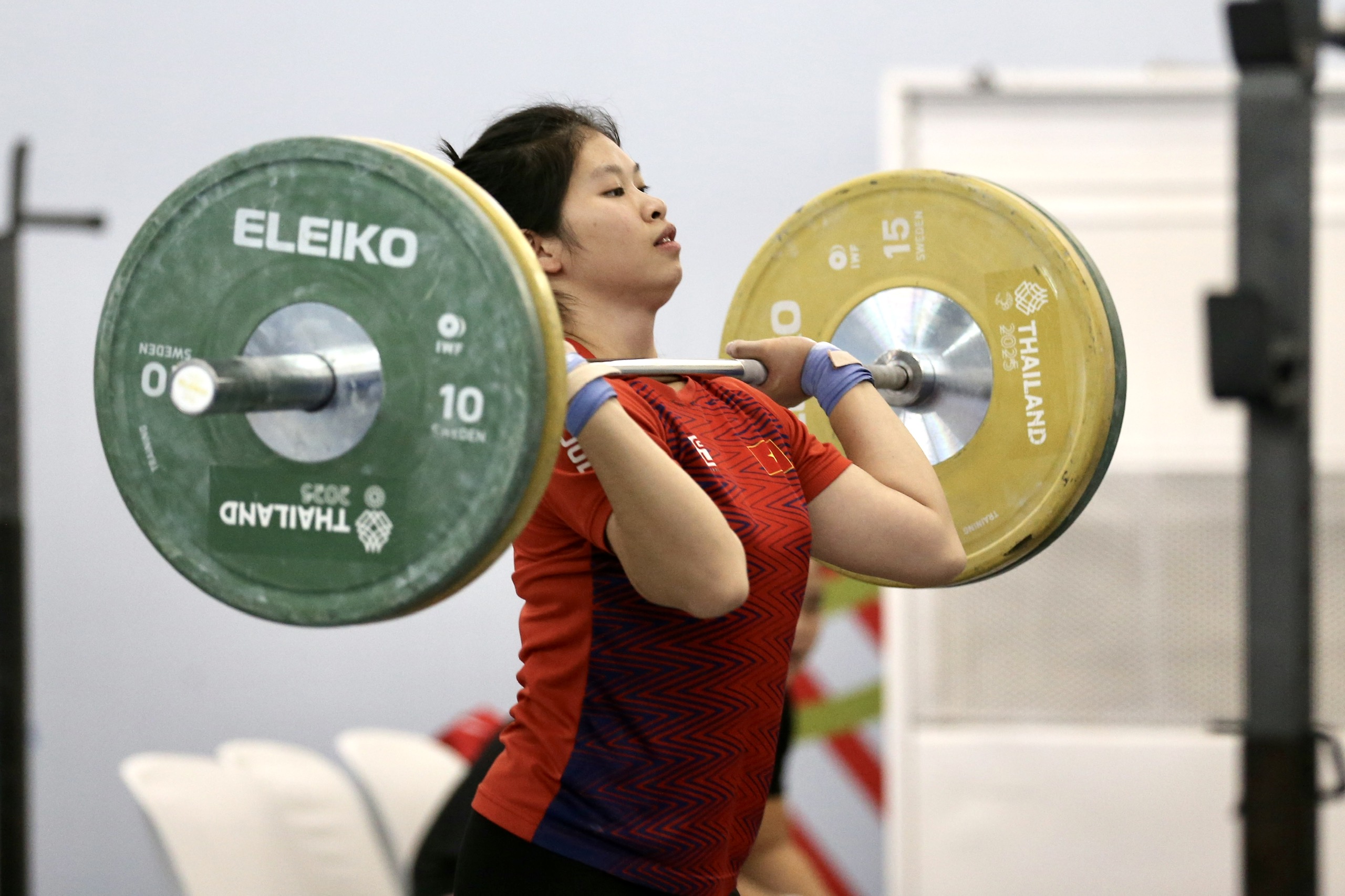 Cử tạ Việt Nam ‘bung lụa’ hôm nay: Săn vàng trong thế khó, chỉ tiêu cực bất ngờ- Ảnh 7. Cử tạ Việt Nam ‘bung lụa’ hôm nay: Săn vàng trong thế khó, chỉ tiêu cực bất ngờ- Ảnh 7.