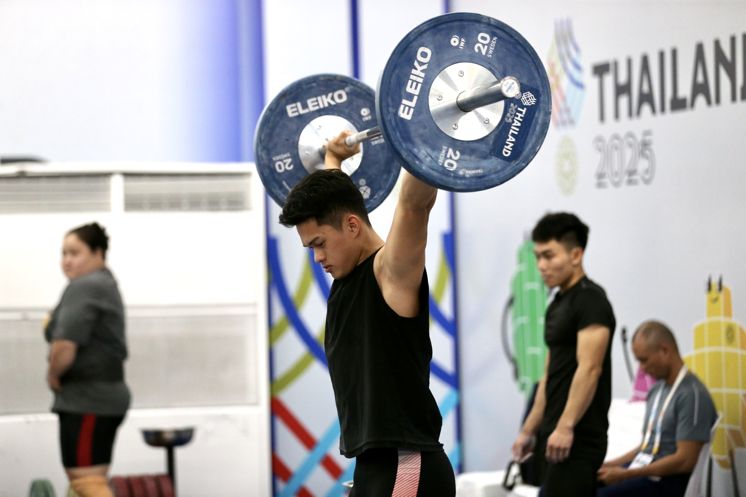 Cử tạ Việt Nam ‘bung lụa’ hôm nay: Săn vàng trong thế khó, chỉ tiêu cực bất ngờ- Ảnh 11. Cử tạ Việt Nam ‘bung lụa’ hôm nay: Săn vàng trong thế khó, chỉ tiêu cực bất ngờ- Ảnh 11.