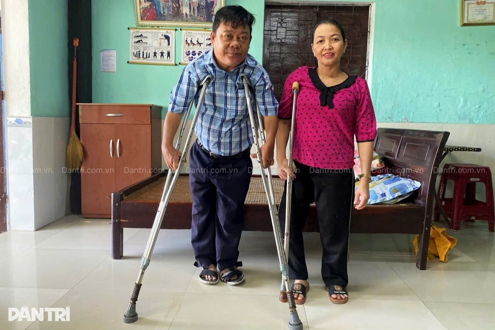 Vợ chồng khuyết tật nặng cầm cố nhà cửa để 2 con có cơ hội đi học - 1