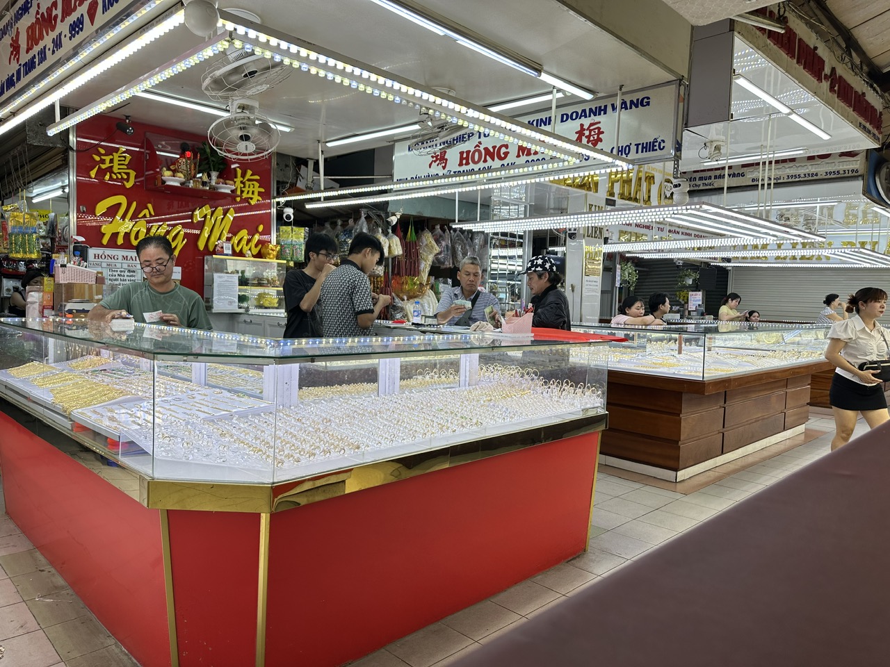 Giao dịch vàng ảm đạm- Ảnh 2. Giao dịch vàng ảm đạm- Ảnh 2.