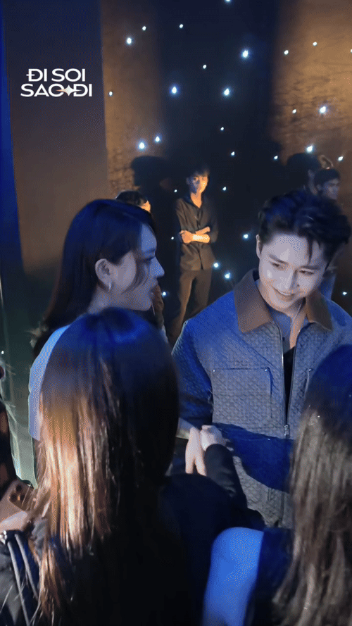 Bích Phương nắm tay, xoa vai tình tứ, còn Tăng Duy Tân thì cười không khép miệng 1 Bích Phương nắm tay, xoa vai tình tứ, còn Tăng Duy Tân thì cười không khép miệng