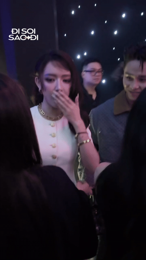 Bích Phương nắm tay, xoa vai tình tứ, còn Tăng Duy Tân thì cười không khép miệng 2 Bích Phương nắm tay, xoa vai tình tứ, còn Tăng Duy Tân thì cười không khép miệng