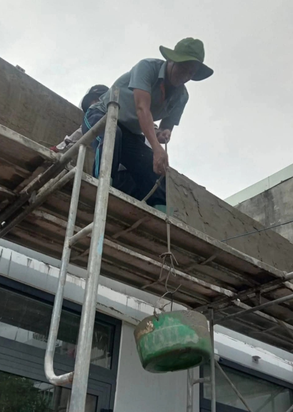 Người đàn ông làm phụ hồ, chạy xe ôm 12 năm để kiếm tiền vào đại học - 2