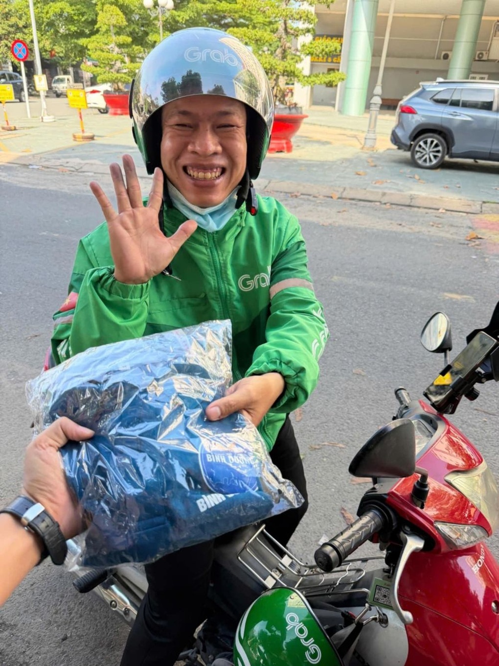 Người đàn ông làm phụ hồ, chạy xe ôm 12 năm để kiếm tiền vào đại học - 3