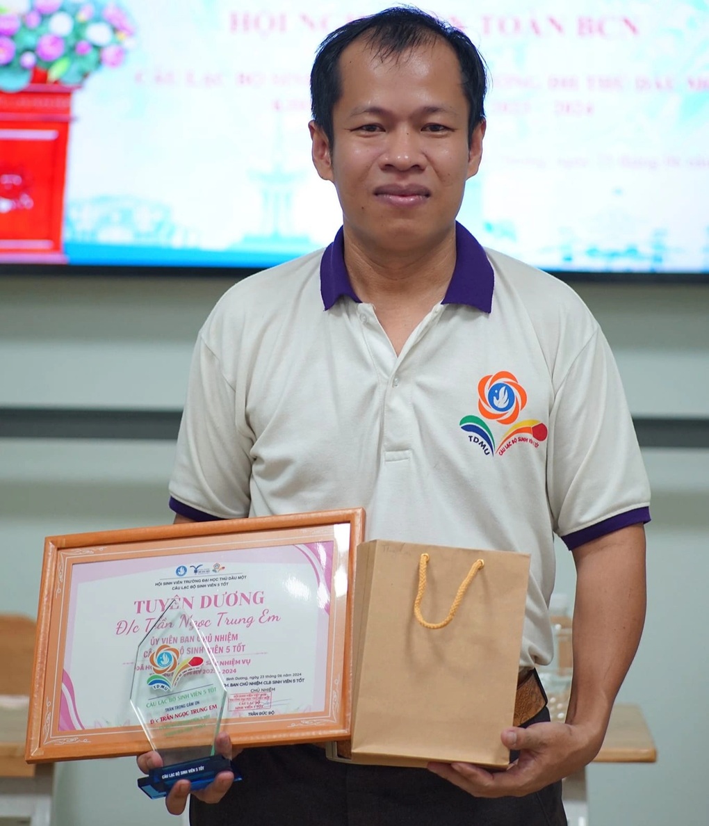 Người đàn ông làm phụ hồ, chạy xe ôm 12 năm để kiếm tiền vào đại học - 5