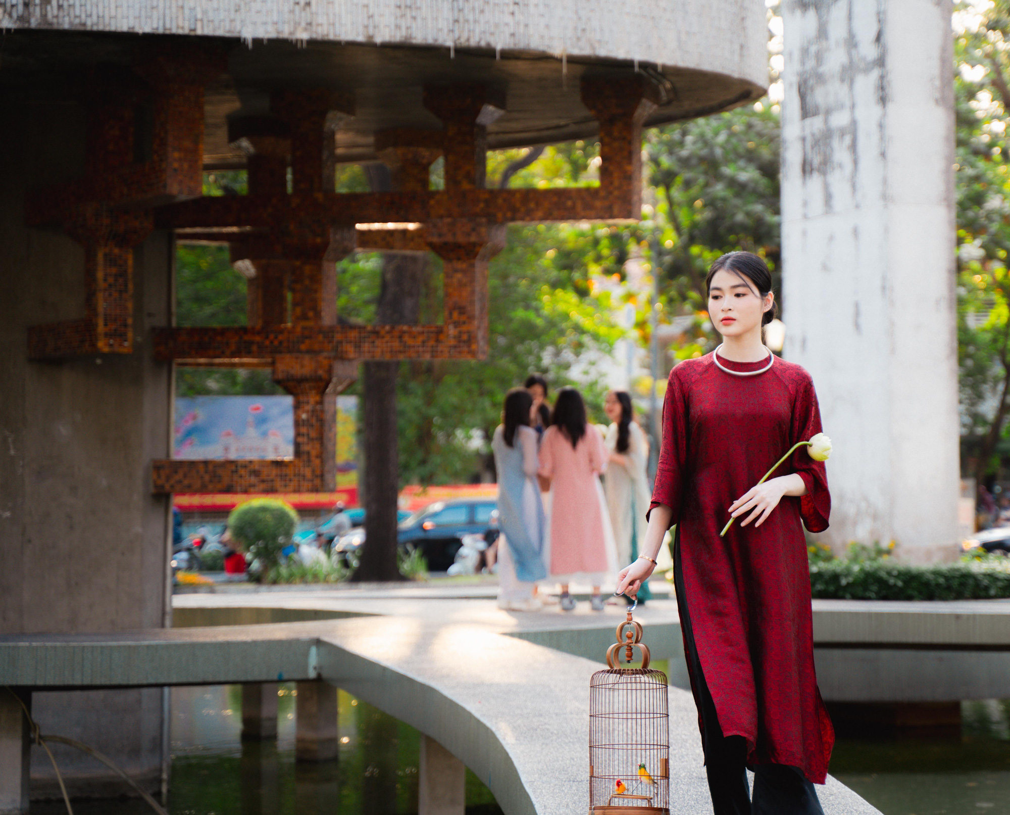 Hóa 'nam thanh nữ tú' với loạt tuyệt chiêu đẹp ngất ngây chụp ảnh áo dài đón Tết - Ảnh 2. Tuyệt chiêu chụp ảnh áo dài đẹp ngất ngây đón Tết - Ảnh 2.