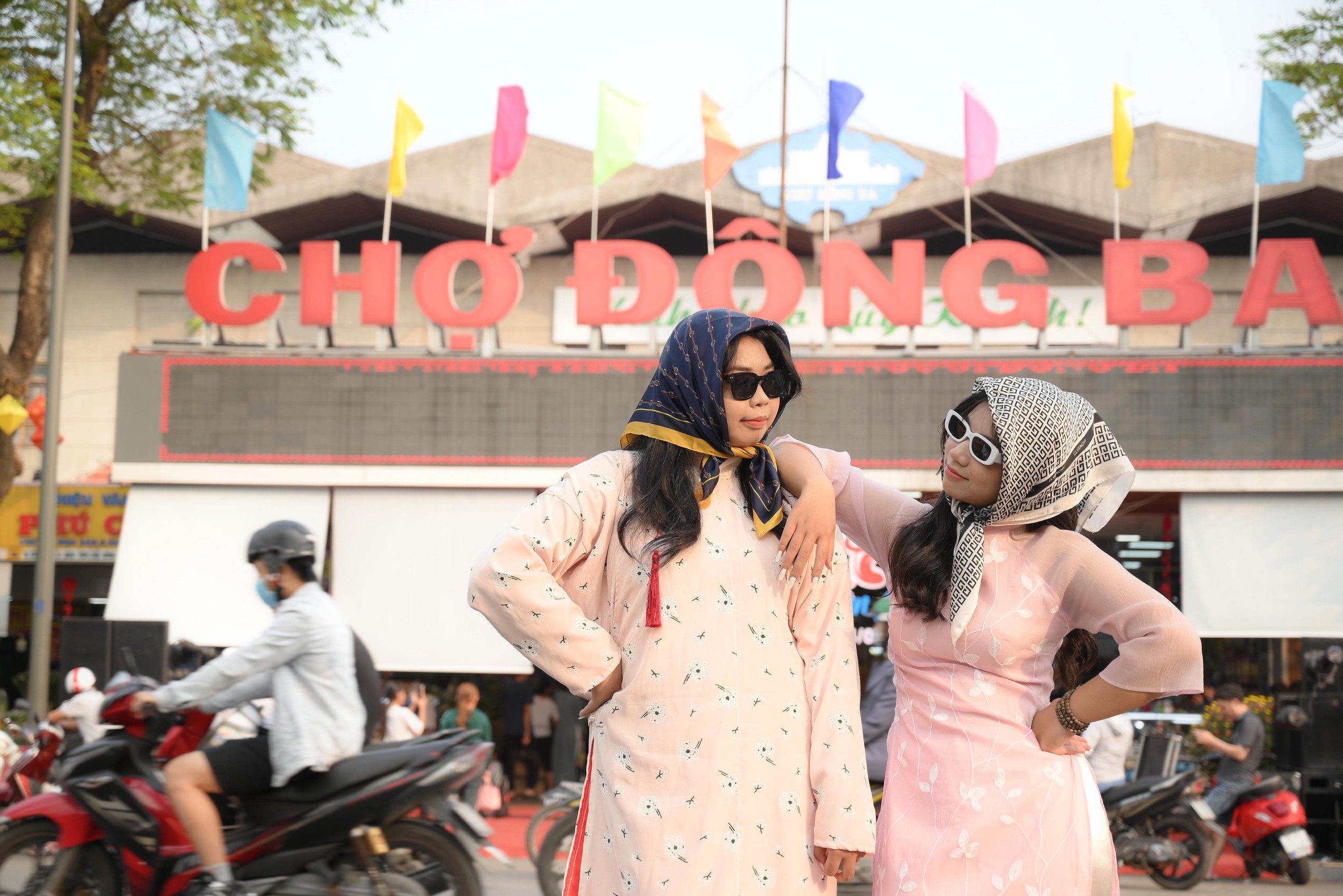 Tuyệt chiêu chụp ảnh áo dài đẹp ngất ngây đón Tết 2 áo dài - Ảnh 3.