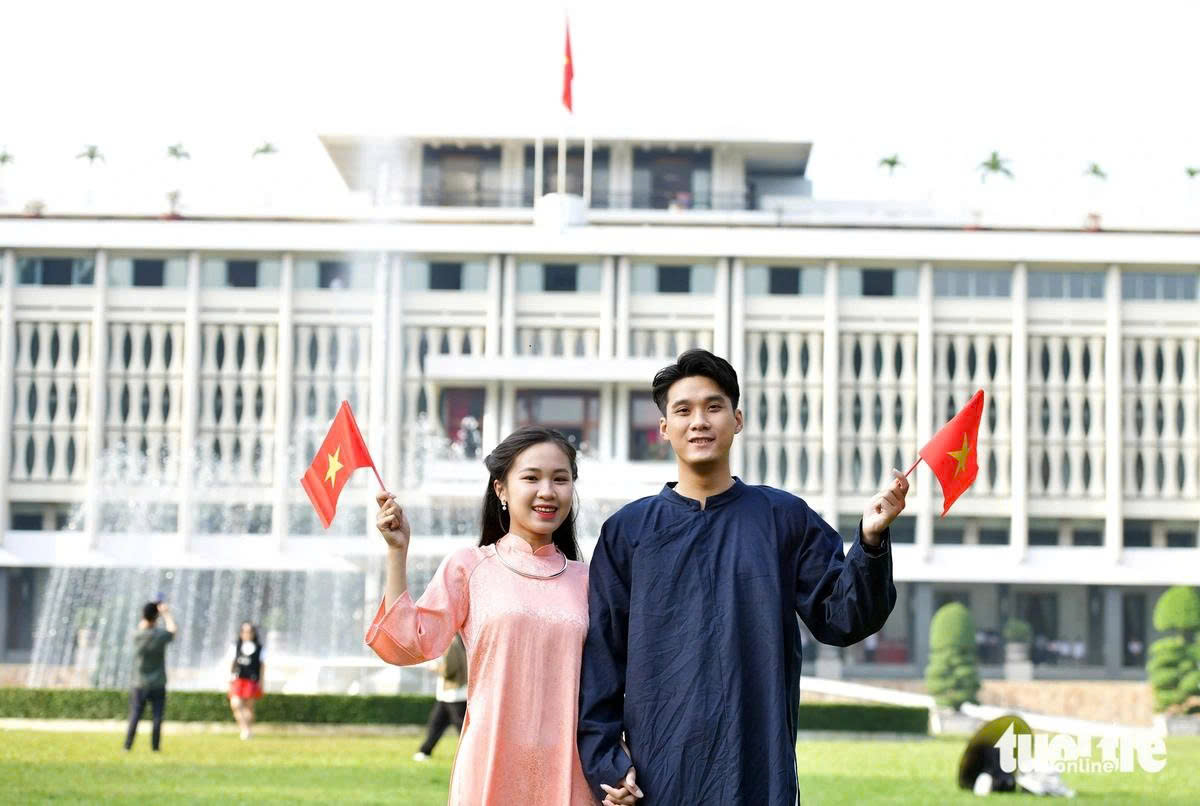 Tuyệt chiêu chụp ảnh áo dài đẹp ngất ngây đón Tết 5 áo dài - Ảnh 6.