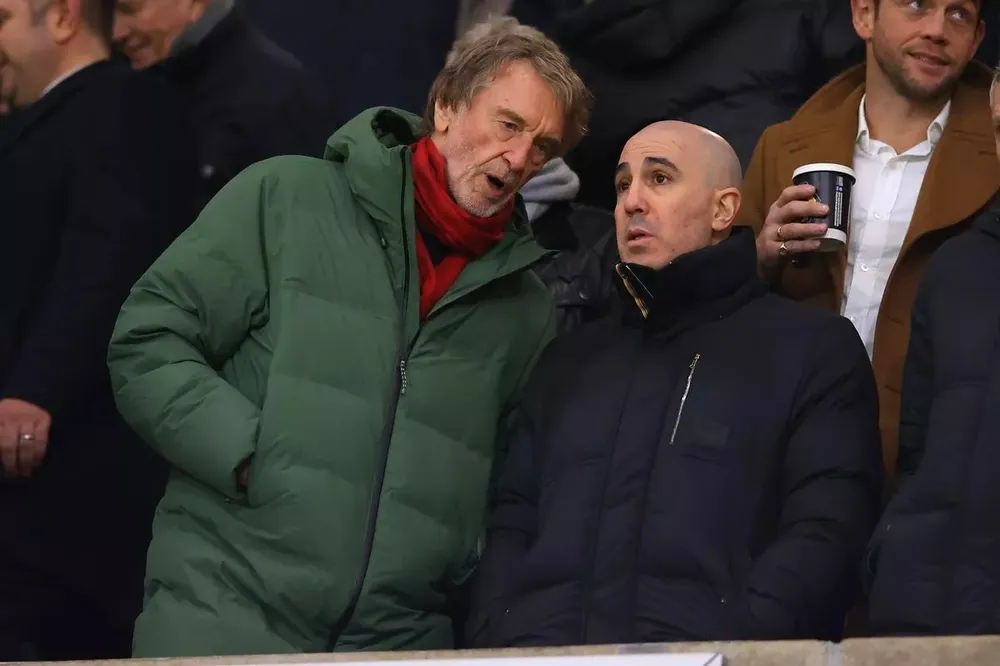 Tình hình tài chính của MU cho thấy sự thật rằng Sir Jim Ratcliffe (trái) không khác gì nhà Glazer. ẢNH: James Gill - Danehouse tinh-hinh-tai-chinh-cua-mu.jpg