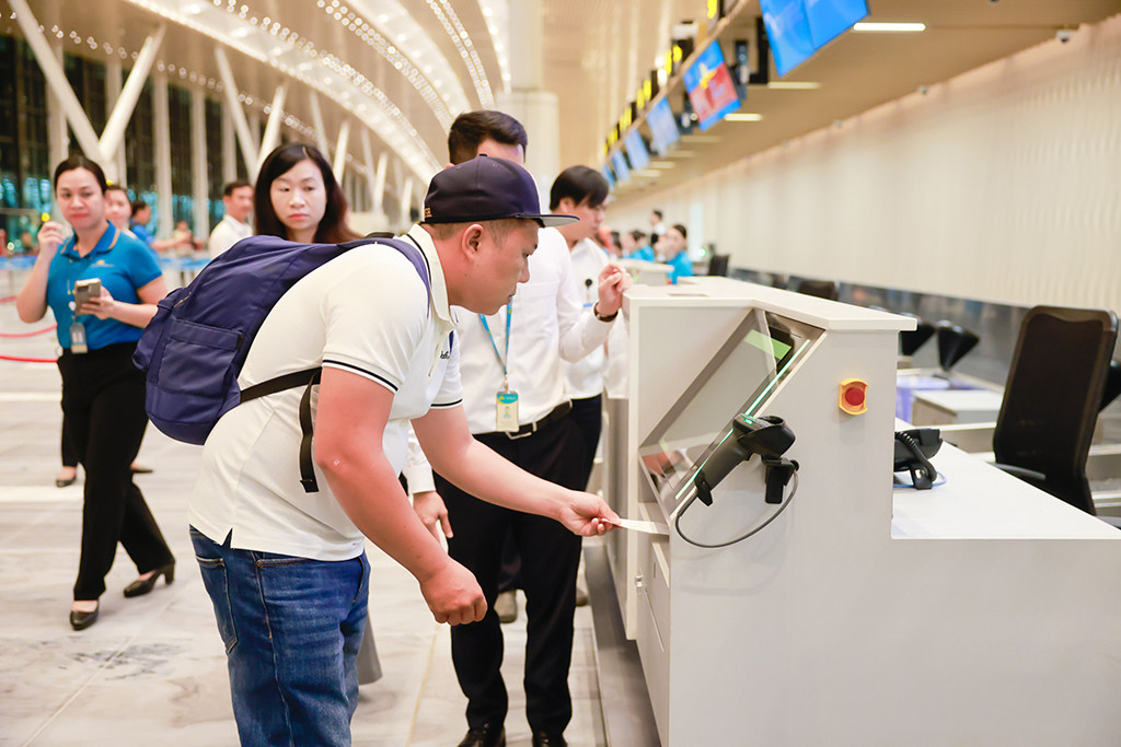 Làm thủ tục bay trong 'một nốt nhạc'- Ảnh 2. Làm thủ tục bay trong 'một nốt nhạc'- Ảnh 2.