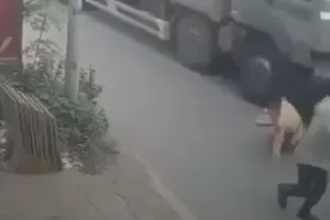 Phẫn nộ: Đẩy CSGT vào xe tải khi ô tô đang lao tới 