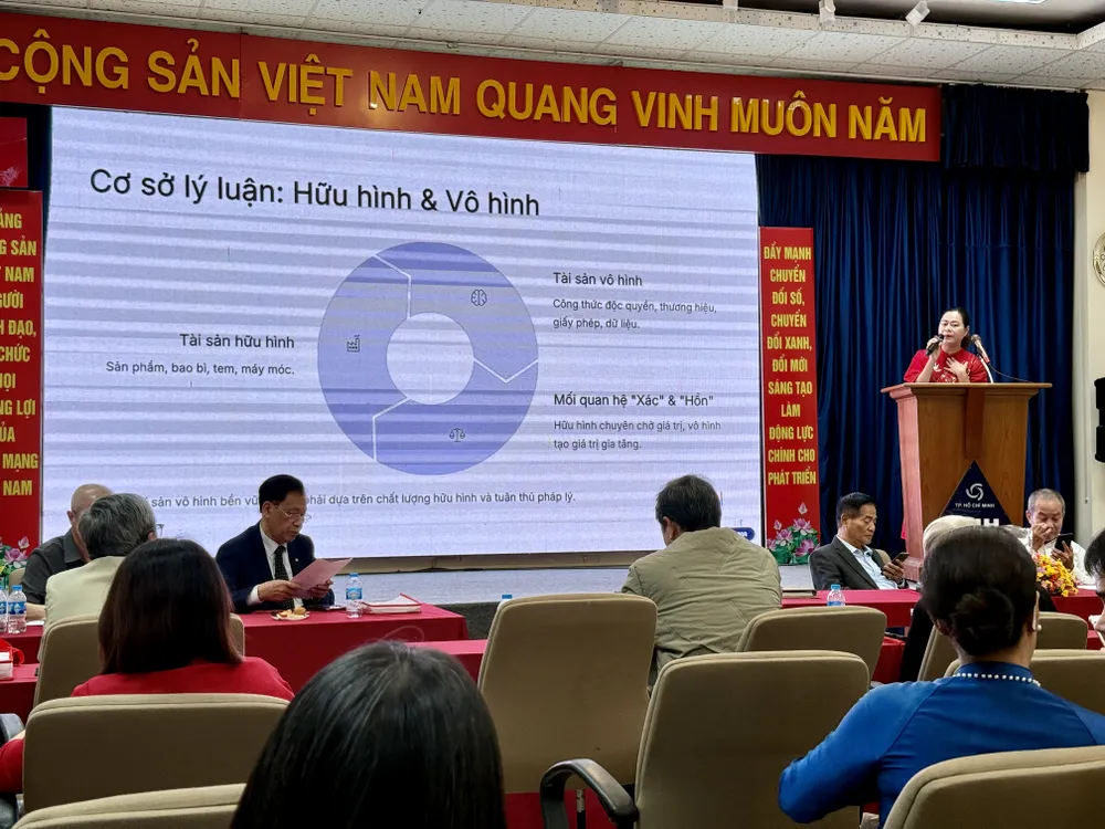 Bà Nguyễn Thị Mộng Hương, Phó Giám đốc Trung tâm Giám sát Chất lượng và Phòng chống hàng giả trình bày tham luận. Ảnh: NGUYỄN CHÍNH ba-huong_tai-san-vo-hinh.jpg