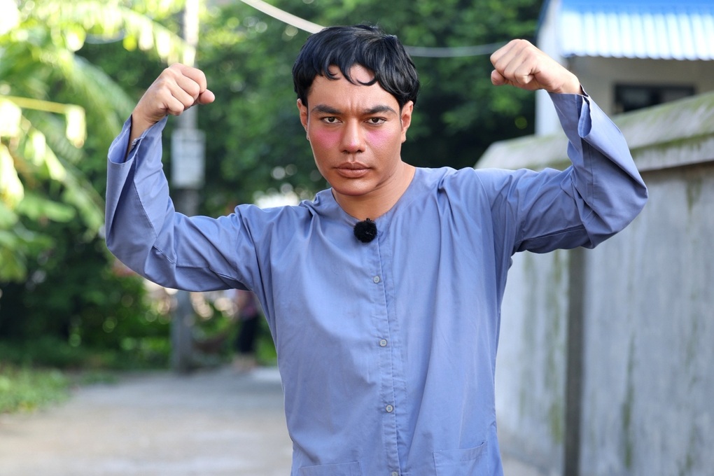 Lê Dương Bảo Lâm trầy trật bán vé họp fan, cầu cứu Trấn Thành, HIEUTHUHAI - 4