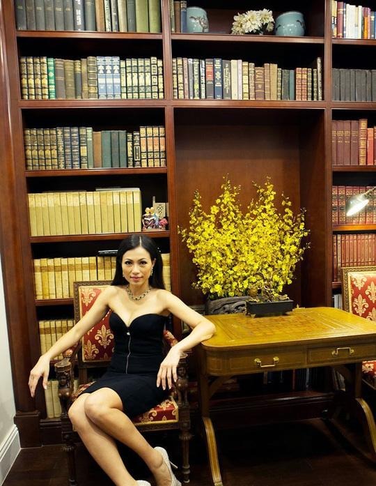 "Hoa hậu giàu nhất Việt Nam" lấy chồng giáo sư tiến sĩ, không đăng ký kết hôn, bất động sản trải dài 3 châu lục 6 1765587957 287 Hoa hau giau nhat Viet Nam lay chong giao su