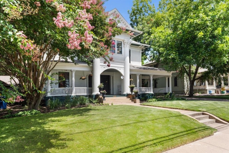 "Hoa hậu giàu nhất Việt Nam" lấy chồng giáo sư tiến sĩ, không đăng ký kết hôn, bất động sản trải dài 3 châu lục 8 1765587960 863 Hoa hau giau nhat Viet Nam lay chong giao su