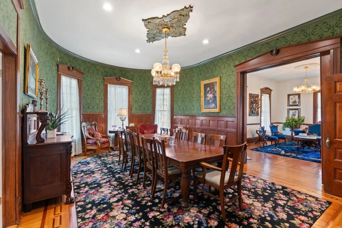 "Hoa hậu giàu nhất Việt Nam" lấy chồng giáo sư tiến sĩ, không đăng ký kết hôn, bất động sản trải dài 3 châu lục 10 1765587961 466 Hoa hau giau nhat Viet Nam lay chong giao su