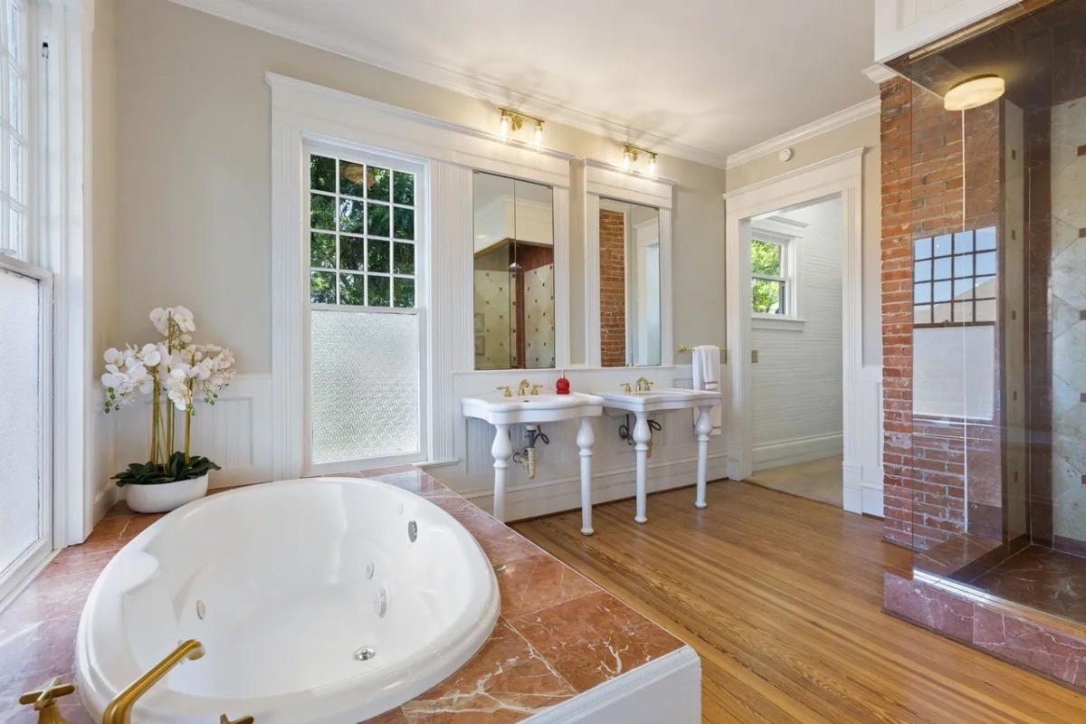 "Hoa hậu giàu nhất Việt Nam" lấy chồng giáo sư tiến sĩ, không đăng ký kết hôn, bất động sản trải dài 3 châu lục 11 1765587962 345 Hoa hau giau nhat Viet Nam lay chong giao su