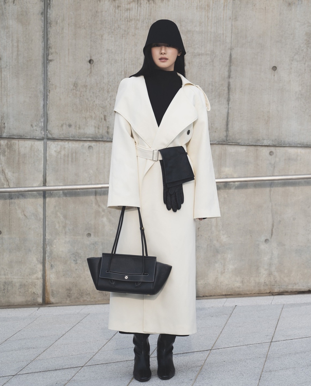 Sắm áo khoác dáng dài, nàng có thêm ngàn cảm hứng phối đồ đông- Ảnh 5. Sắm áo khoác dáng dài, nàng có thêm ngàn cảm hứng phối đồ đông- Ảnh 5.