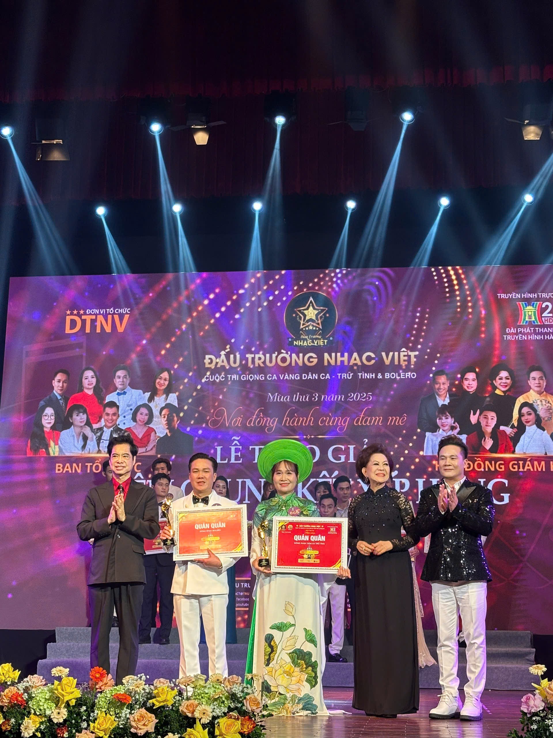 Từ ngành y đến ngôi vị Quán quân Đấu Trường Nhạc Việt 2025 5 ca-si-anh-dao-3-1765588419.jpg