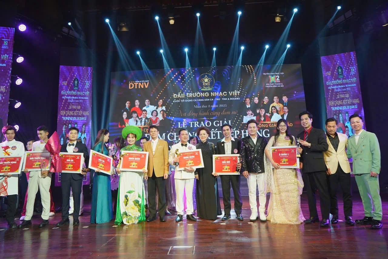 Từ ngành y đến ngôi vị Quán quân Đấu Trường Nhạc Việt 2025 4 ca-si-anh-dao-12-1765588418.jpg