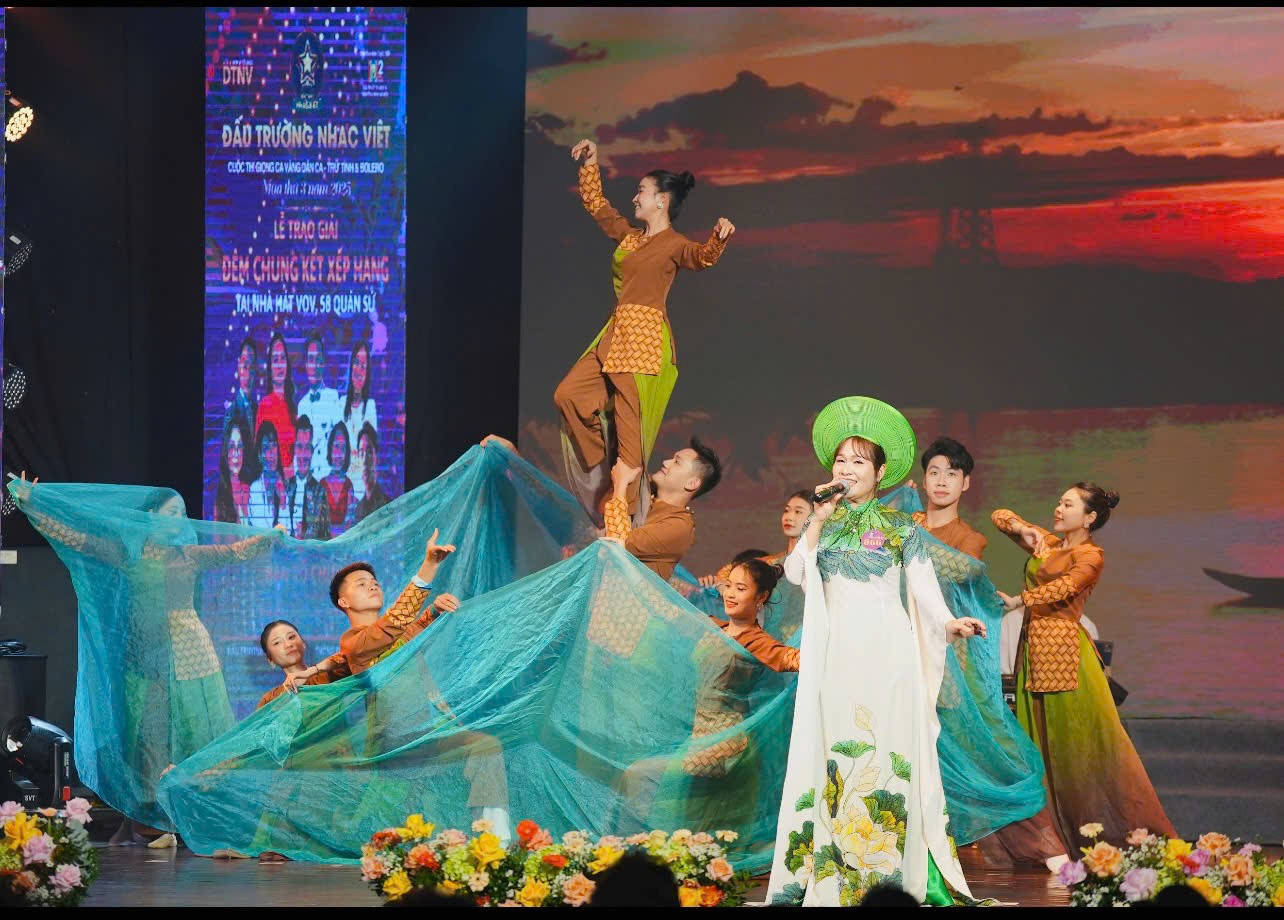 Từ ngành y đến ngôi vị Quán quân Đấu Trường Nhạc Việt 2025 6 ca-si-anh-dao-4-1765588418.jpg