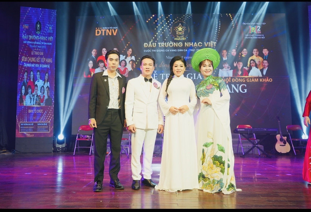 Từ ngành y đến ngôi vị Quán quân Đấu Trường Nhạc Việt 2025 8 ca-si-anh-dao-7-1765588418.jpg