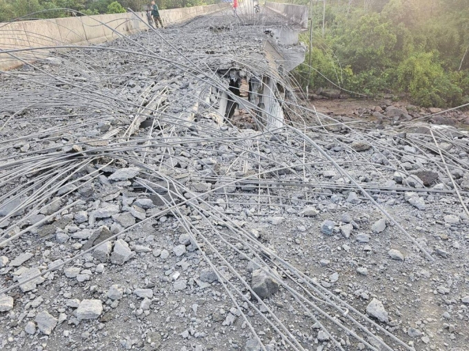 Cây cầu ở xã Tmor Da bị trúng bom ngày 13/12. Ảnh: AKP