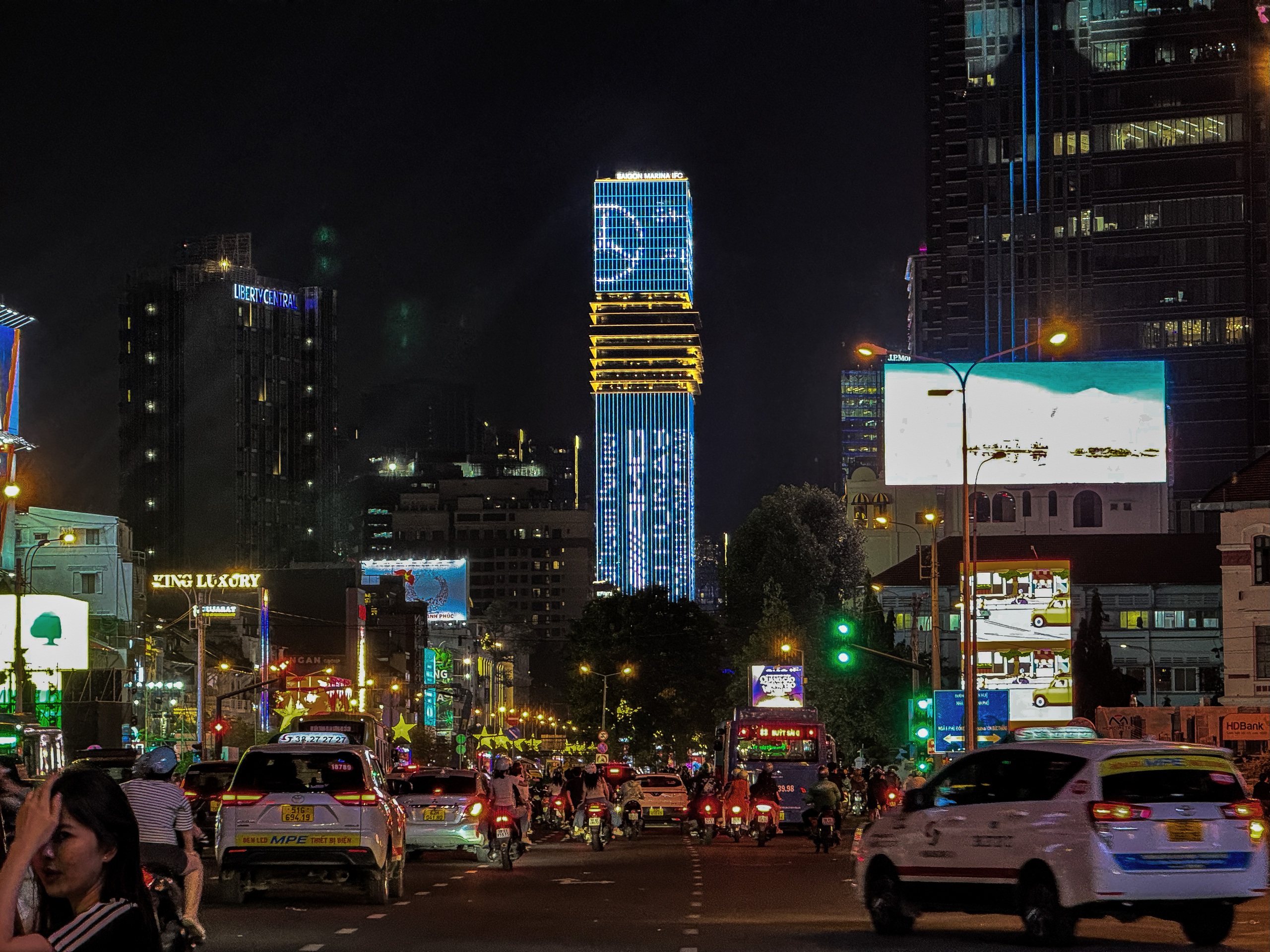 Sting Energy và Mercedes-AMG PETRONAS thắp sáng nhiều địa danh, đánh dấu hợp tác toàn cầu 4 Sting Energy và Mercedes-AMG PETRONAS thắp sáng nhiều địa danh, đánh dấu hợp tác toàn cầu - Ảnh 4.