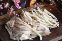 Vì sao nên cho giấm khi luộc tai heo?