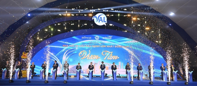 Ông Nguyễn Công Vinh - Phó chủ tịch UBND TP HCM (giữa), ông Rajpal Singh - Đại sứ Đặc mệnh Toàn quyền Singapore tại Việt Nam (thứ 8 từ phải qua), bà Anne Benjaminson - Phó tổng Lãnh sự Mỹ (thứ 6 từ phải qua) tại TP HCM cùng các lãnh đạo địa phương, đơn vị cắt băng khánh thành dây chuyền. Ảnh: VAL