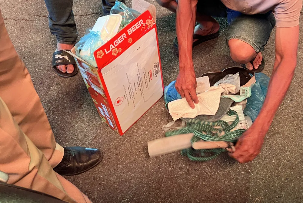 Người đàn chỉ dám uống 2 lon bia rồi mang số còn lại về nhà nhậu tiếp. Ảnh: LÊ ÁNH nồng độ cồn (8).jpg