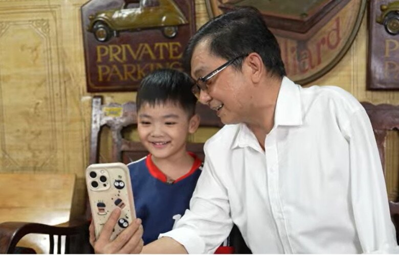 Nam ca sĩ lâu không xuất hiện, Thúy Nga thốt lên "Trời ơi" khi anh vén áo lên thấy đã mất một cánh tay 4 Ca sĩ Nhật Linh và con trai.