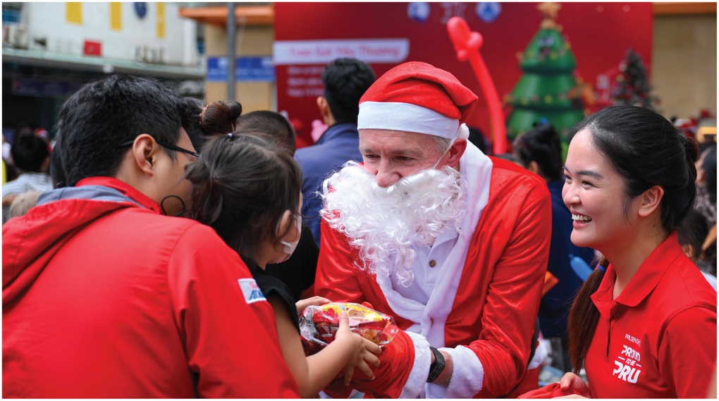 Prudential Việt Nam lan tỏa yêu thương mùa Giáng sinh đến bệnh nhi qua hoạt động cộng đồng - 4