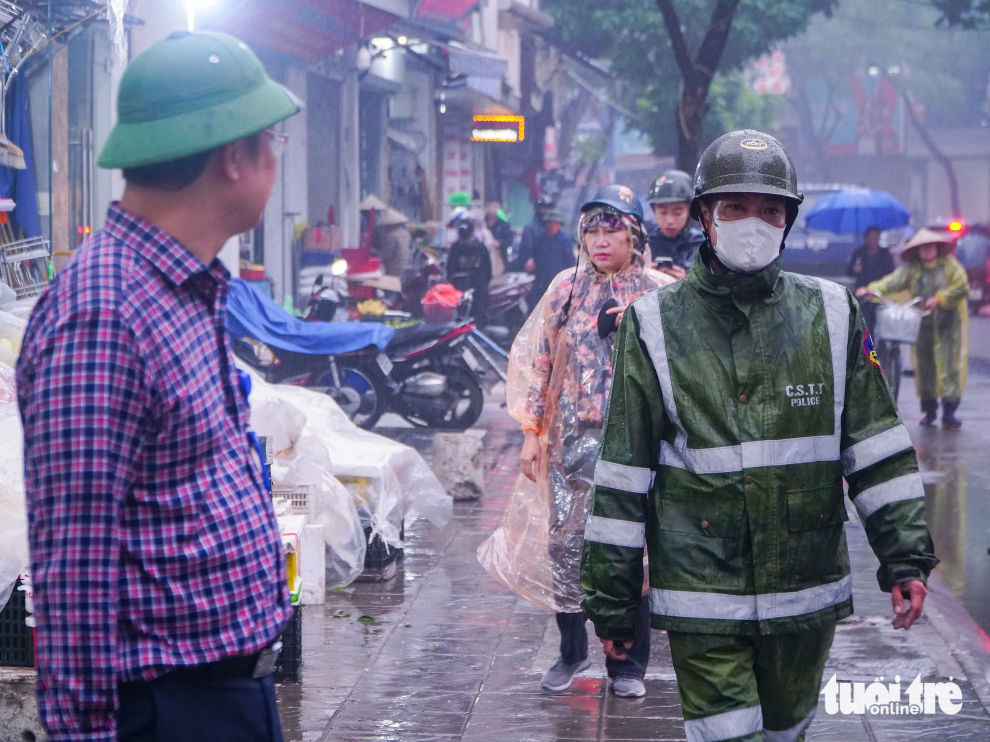 Công an Hà Nội đội mưa đồng loạt ra quân giành lại vỉa hè, lòng đường 2 vỉa hè - Ảnh 2.
