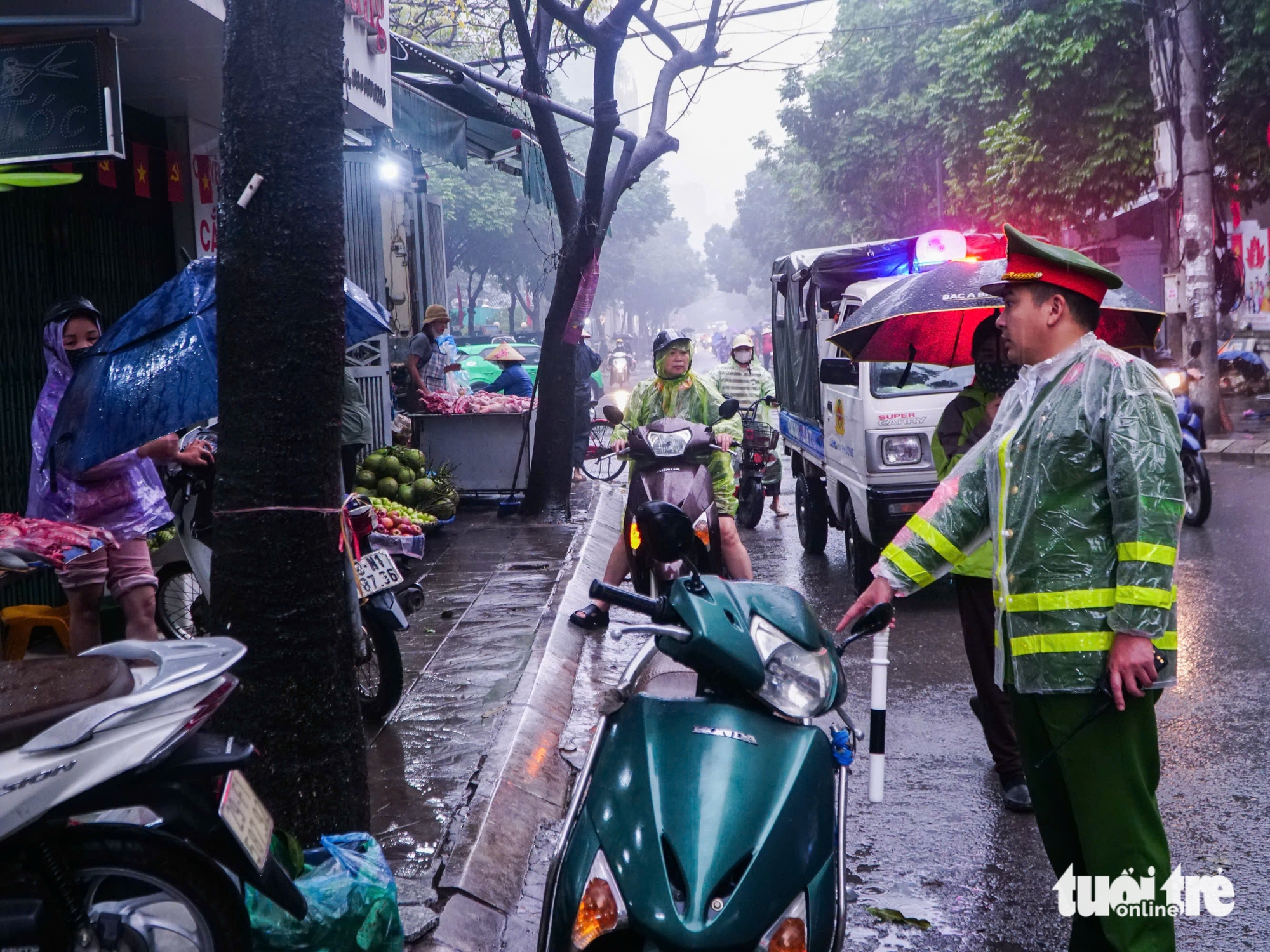 Công an Hà Nội đội mưa đồng loạt ra quân giành lại vỉa hè, lòng đường 3 vỉa hè - Ảnh 3.