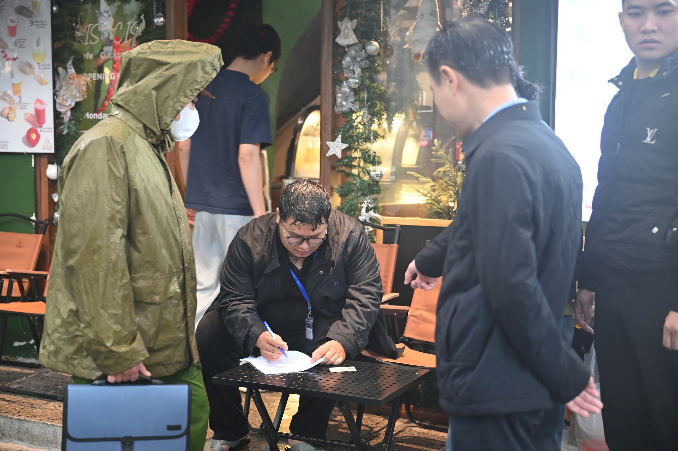 Công an Hà Nội đội mưa đồng loạt ra quân giành lại vỉa hè, lòng đường 6 Công an Hà Nội đội mưa đồng loạt ra quân giành lại vỉa hè, lòng đường - Ảnh 6.