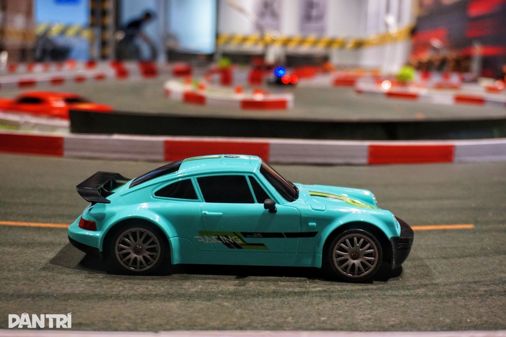 TPHCM: Khách đua xe mô hình, lái máy xúc khi uống cà phê gây sốt - 3