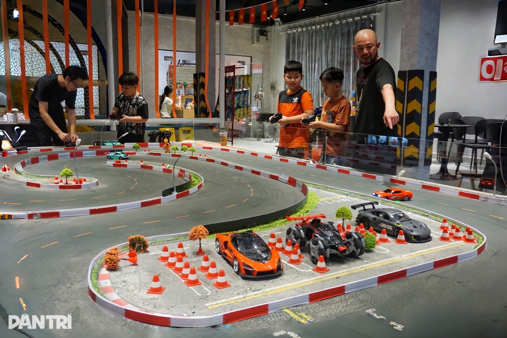 TPHCM: Khách đua xe mô hình, lái máy xúc khi uống cà phê gây sốt - 4