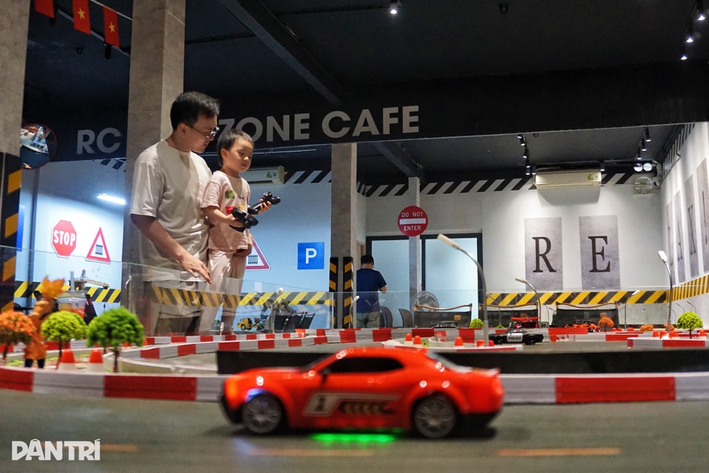 TPHCM: Khách đua xe mô hình, lái máy xúc khi uống cà phê gây sốt - 5