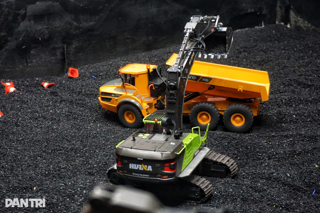 TPHCM: Khách đua xe mô hình, lái máy xúc khi uống cà phê gây sốt - 6