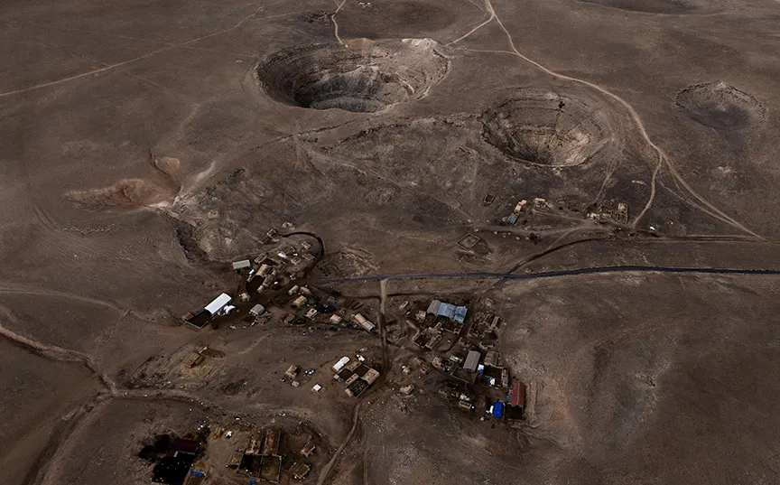 Các hố sụt khổng lồ gần một cụm dân cư ở vùng cao nguyên phía tây huyện Karapinar, tỉnh Konya (Ảnh chụp hôm 5-12). Ảnh: ANADOLU 1313 683 hố sụt lún khổng lồ đe doạ 'vựa lúa mì' của Thổ Nhĩ Kỳ_8.jpg