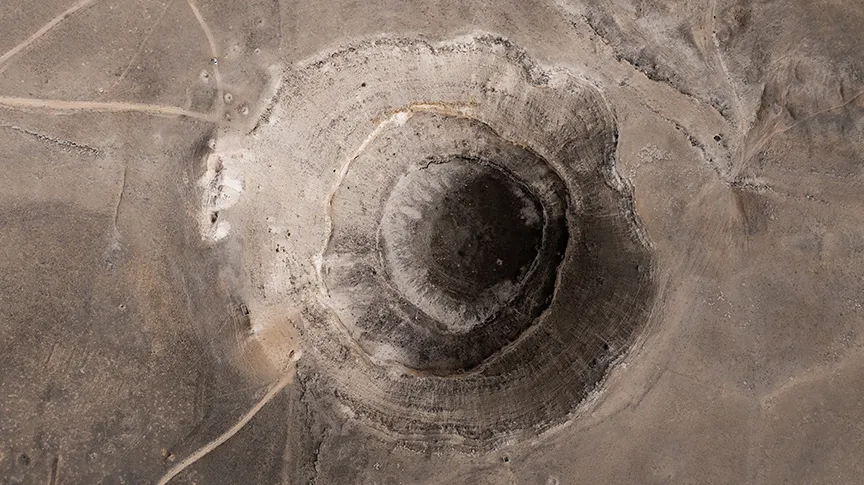 Một hố sụt khổng lồ ở tỉnh Konya (Ảnh chụp hôm 5-12). Ảnh: ANADOLU 1313 683 hố sụt lún khổng lồ đe doạ 'vựa lúa mì' của Thổ Nhĩ Kỳ_7.jpg