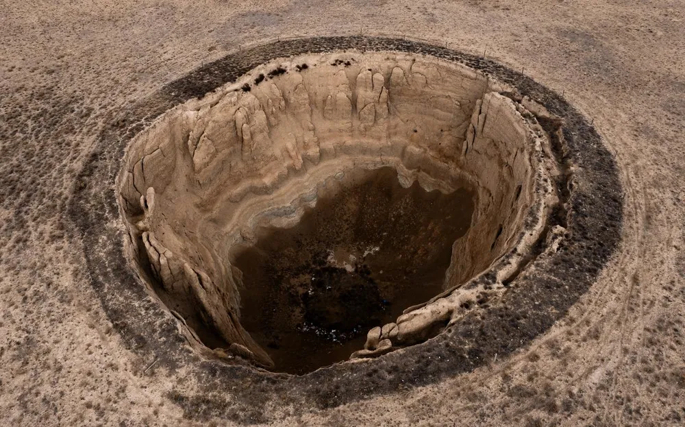 Một hố sụt khổng lồ ở tỉnh Konya (Ảnh chụp hôm 5-12). Ảnh: ANADOLU 1313 683 hố sụt lún khổng lồ đe doạ 'vựa lúa mì' của Thổ Nhĩ Kỳ_2.jpg