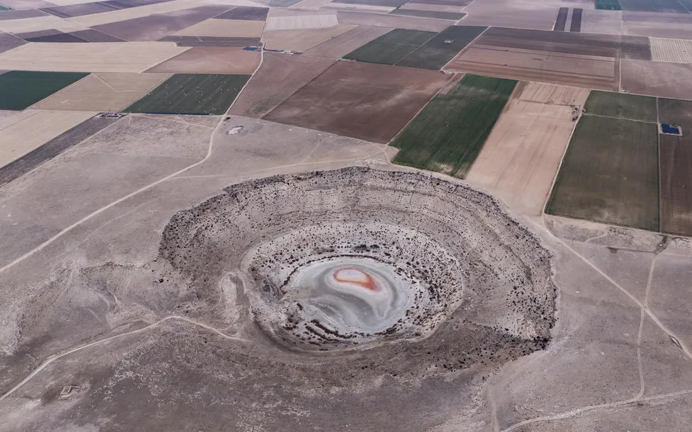 Một hố sụt khổng lồ giữa khu đất canh tác tại tỉnh Konya (Ảnh chụp hôm 5-12). Ảnh: ANADOLU 1313 683 hố sụt lún khổng lồ đe doạ 'vựa lúa mì' của Thổ Nhĩ Kỳ_5.jpg